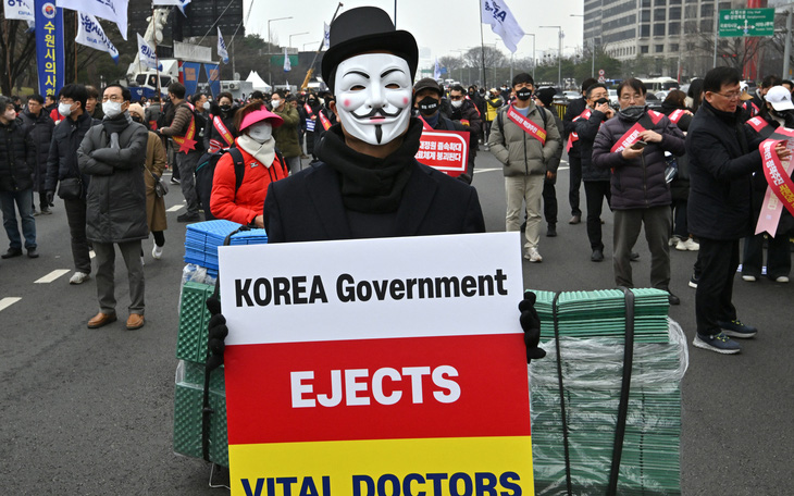 Hàn Quốc dùng biện pháp mạnh: Tước giấy phép hành nghề 4.900 bác sĩ thực tập