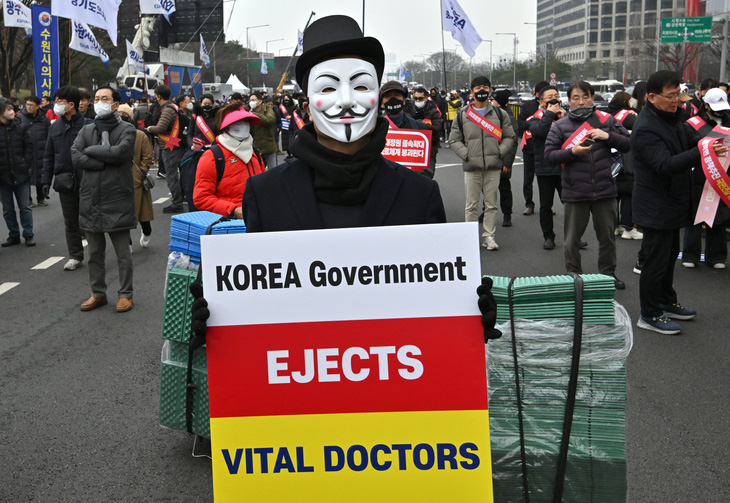 Một bác sĩ tập sự giơ bảng biểu tình chính sách cải cách y tế của Chính phủ Hàn Quốc hôm 3-3 - Ảnh: AFP