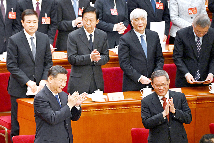 Tổng bí thư - Chủ tịch Tập Cận Bình và Thủ tướng Lý Cường vỗ tay sau khi kết thúc một phiên họp ở Đại Lễ đường Nhân dân, thủ đô Bắc Kinh, vào ngày 10-3 - Ảnh: AFP