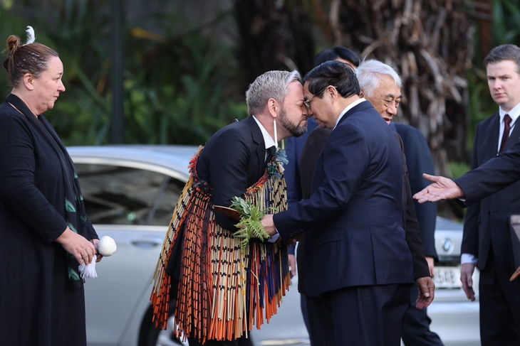 Thủ tướng Phạm Minh Chính thực hiện nghi thức hongi tại lễ đón theo nghi thức truyền thống của người Maori - Ảnh: NHẬT BẮC