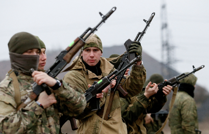 Binh lính thuộc chính quyền Donetsk tham gia diễn tập bắn súng tại một trường bắn ở ngoại ô Donetsk, Ukraine vào ngày 14-12-2021 - Ảnh: REUTERS