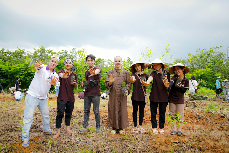 Nhóm Vicaris do Tuệ Đạt đi trồng cây, gieo hạt mầm xanh bền vững - Ảnh: T.KHÔI