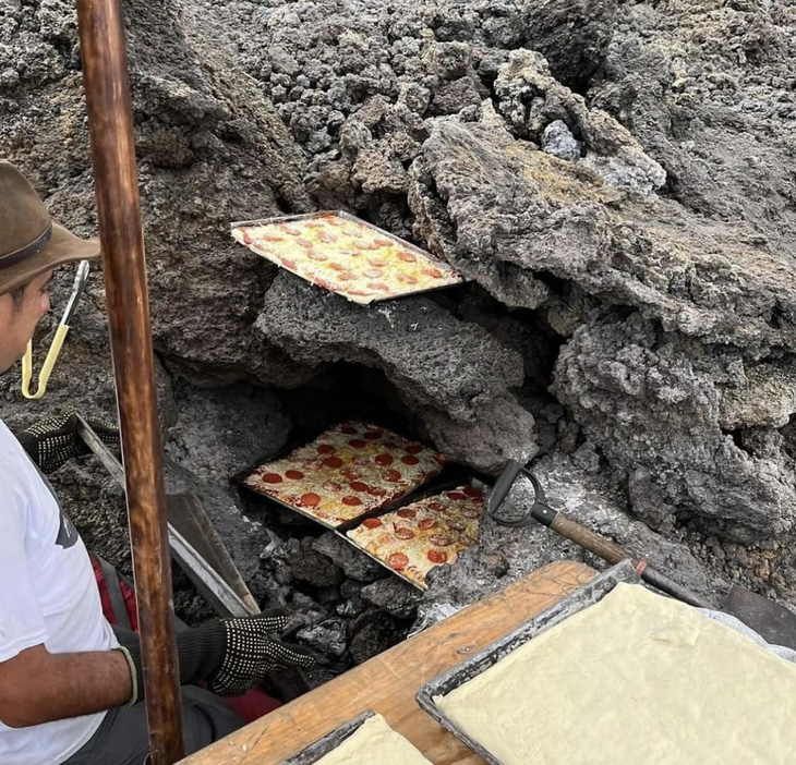 Đặc sản pizza trên đá núi lửa.
