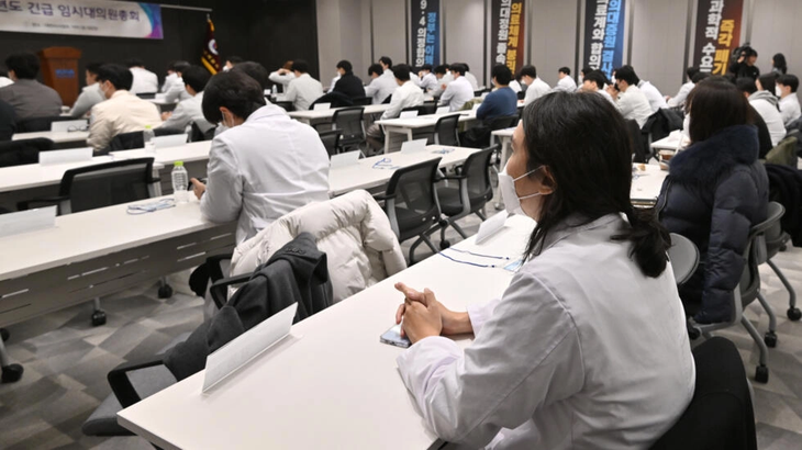Các bác sĩ thực tập sinh tham dự cuộc họp khẩn cấp tại tòa nhà Hiệp hội Y khoa Hàn Quốc ngày 20-2-2024 - Ảnh: AFP