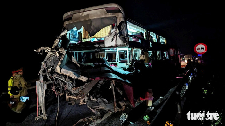 Phần đuôi chiếc xe khách giường nằm gặp nạn trên cao tốc Cam Lộ - La Sơn biến dạng, rách toác - Ảnh: NHẬT LINH