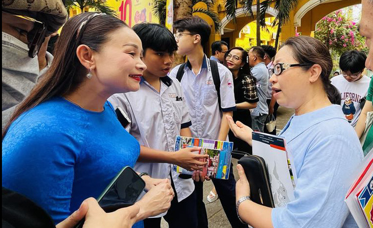 Cô Nguyễn Xuân Mai (trái) đang tư vấn học sinh chuẩn bị thi lớp 10 năm nay trong Ngày hội tự tin bước vào lớp 10 do báo Tuổi Trẻ tổ chức - Ảnh: MỸ DUNG