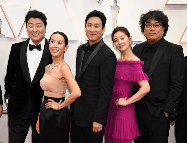 Lee Sun Kyun (giữa) trên thảm đỏ Oscar 2020 - Ảnh: GETTY IMAGES