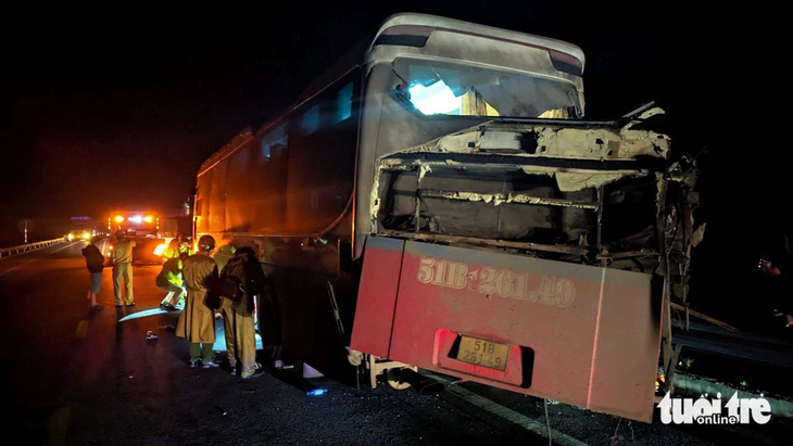 Chiếc xe khách biến dạng phần đuôi sau khi tông vào xe tải trên cao tốc Cam Lộ - La Sơn - Ảnh: N.LINH