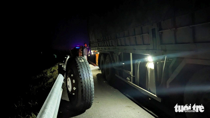Lốp dự phòng của xe tải được hạ xuống đặt bên vệ đường tối om, tài xế chưa kịp thay thì xảy ra tai nạn - Ảnh: N.LINH