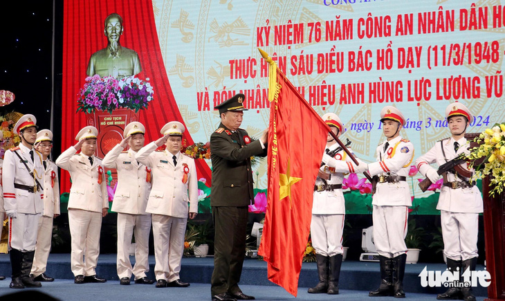 Thừa ủy quyền của Chủ tịch nước, đại tướng Tô Lâm - bộ trưởng Bộ Công an - đã trao tặng danh hiệu Anh hùng Lực lượng vũ trang nhân dân cho Công an tỉnh Nghệ An - Ảnh: DOÃN HÒA