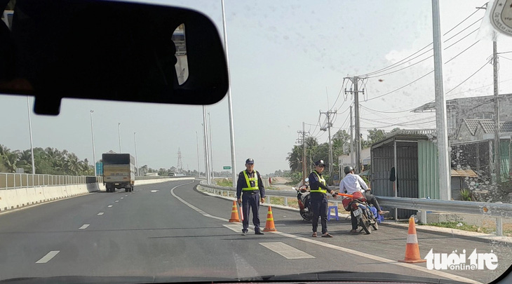 Đội tuần tra bảo vệ chặn nhiều xe máy chạy nhầm vào cao tốc - Ảnh: CHÍ HẠNH