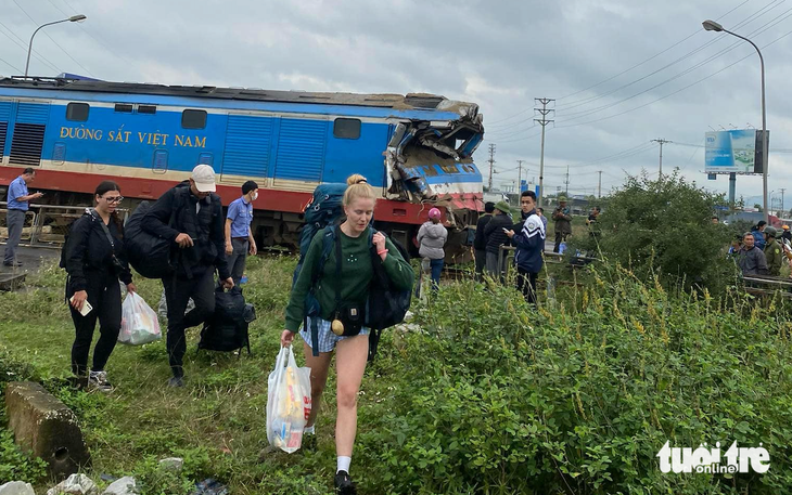 Hành khách rời tàu hỏa về ga gần nhất chờ khắc phục để tiếp tục hành trình - Ảnh: TÂM PHẠM