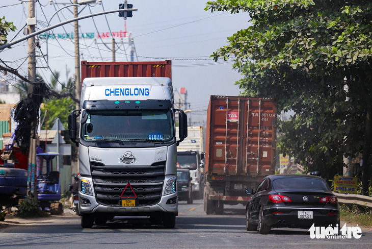 Đoạn đường nối Nguyễn Duy Trinh vào Khu công nghiệp Phú Hữu (TP Thủ Đức) - Ảnh: CHÂU TUẤN