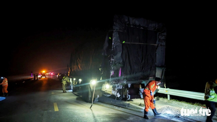 Đoạn đường cao tốc Cam Lộ - La Sơn nơi xảy ra tai nạn không có hệ thống đèn đường chiếu sáng và làn dừng khẩn cấp đúng chuẩn - Ảnh: NHẬT LINH