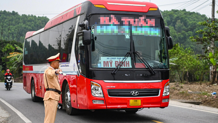 CSGT kiểm soát xe trên quốc lộ 2 qua Tuyên Quang - Ảnh: H.Q