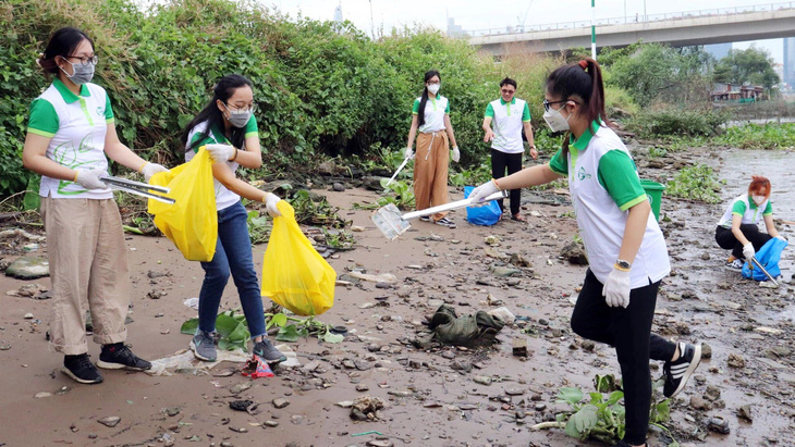 Các bạn trong nhóm “Thực hành sống xanh” đi nhặt rác, thả cá - Ảnh: T.KHÔI