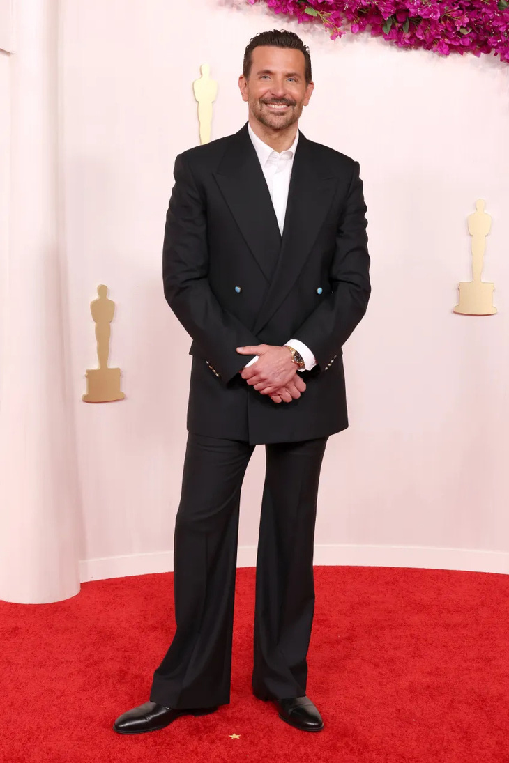 Đạo diễn kiêm diễn viên chính của phim Maestro - Bradley Cooper - diện bộ suit bảnh bao của Louis Vuitton. Phim của anh được đề cử Phim hay nhất và bản thân Bradley Cooper cũng được đề cử cho Nam chính xuất sắc nhất - Ảnh: GETTY IMAGES