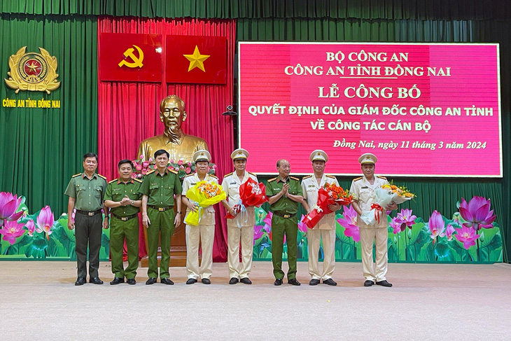 Lãnh đạo Công an TP Biên Hòa (Đồng Nai) tặng hoa chúc mừng các cán bộ vừa được điều động - Ảnh: Công an cung cấp