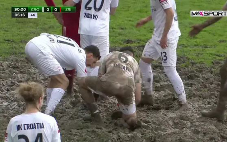 Cầu thủ dùng tay lấp bùn đá phạt đền trên "sân ruộng" ở Croatia