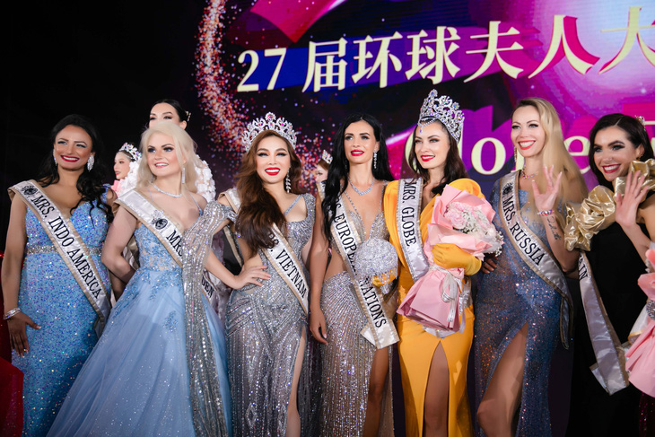 Ngọc Trang chung khung hình cùng tân Mrs Globe Maruna Kameava - Hoa hậu châu Âu