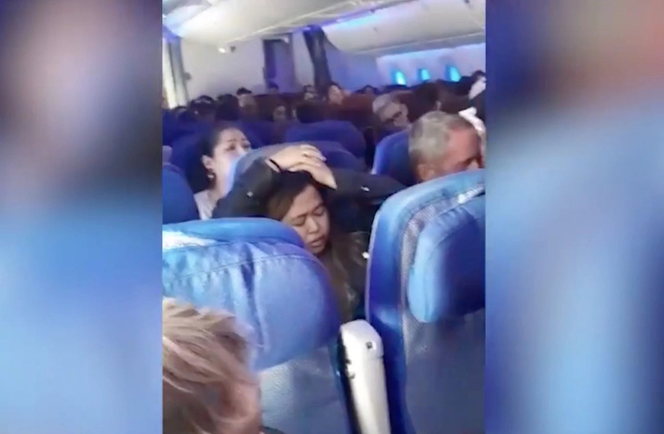 Ảnh chụp màn hình video trên máy bay cho thấy nhiều hành khách ôm đầu sau khi máy bay gặp sự cố