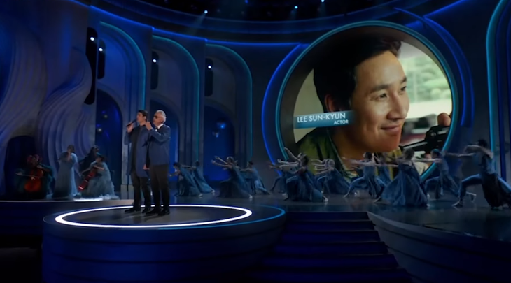 Diễn viên Lee Sun Kyun được tưởng nhớ tại lễ trao giải Oscar 2024 trên nền nhạc bài hát Time to say goodbye - Ảnh: ABC News