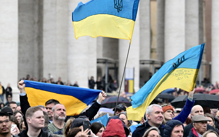 Ukraine đáp trả: Cờ chúng tôi màu vàng và xanh, không phải 