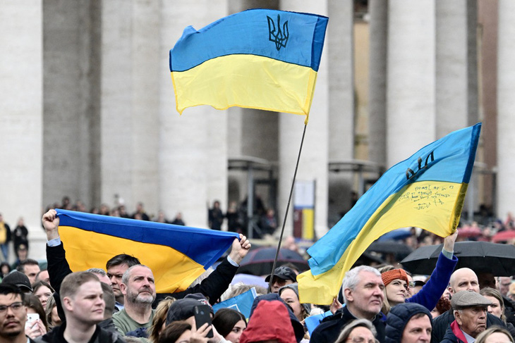 Cờ Ukraine tại quảng trường Thánh Peter khi Giáo hoàng Francis phát biểu tại Vatican hôm 10-3 - Ảnh: AFP