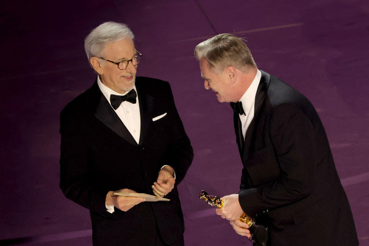 Christopher Nolan (phải) trên bục nhận giải Đạo diễn xuất sắc nhất - Ảnh: GETTY IMAGES