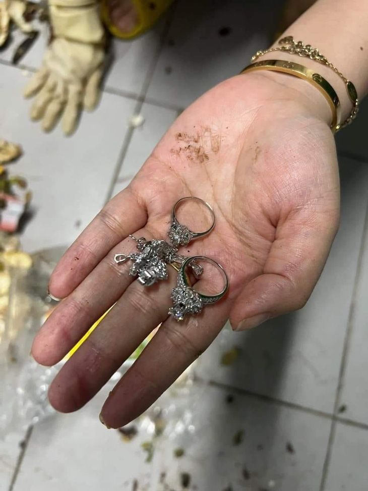  Hai chiếc nhẫn và bông tai có đính kim cương mà chị M.T. tìm lại được trong đống rác - Ảnh: NVCC