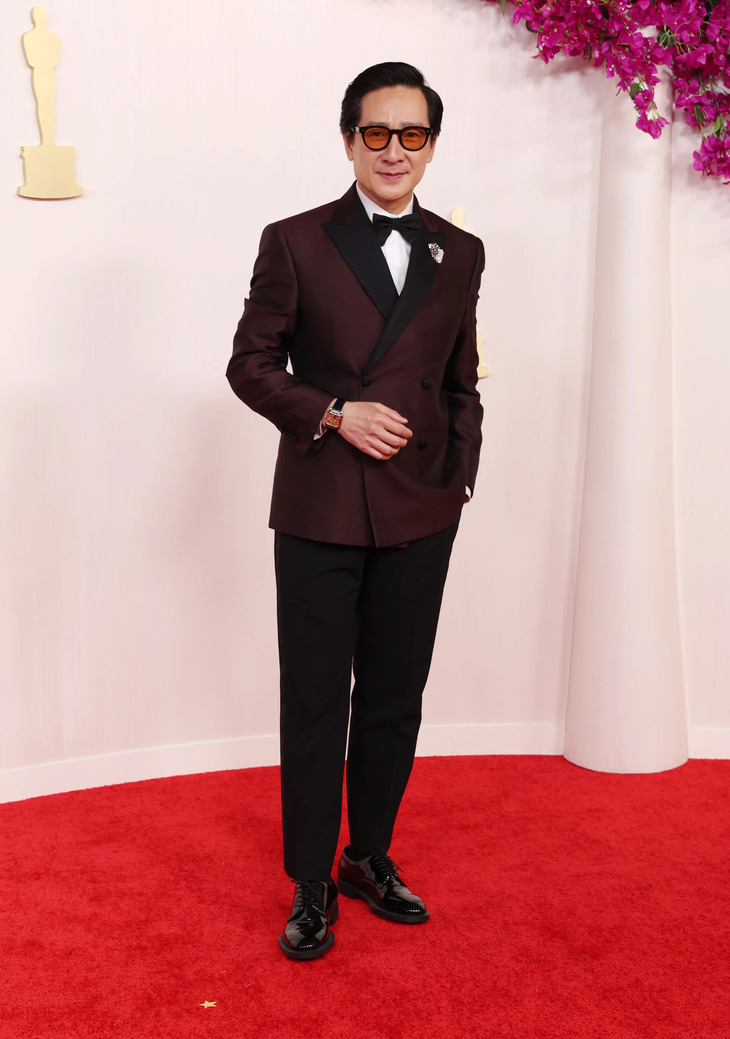 Diễn viên gốc Việt Quan Kế Huy, anh diện bộ tuxedo của Giorgio Armani. Anh cũng là chủ nhân giải Nam phụ xuất sắc nhất Oscar 2023 - Ảnh: GETTY IMAGES