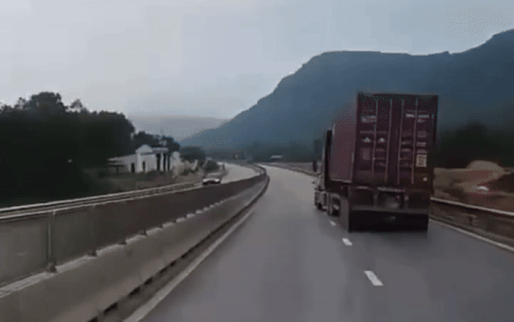 Tài xế xe container tông xe cảnh sát, lạng lách trên cao tốc bỏ chạy