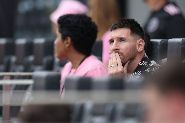 Messi ngồi trên khán đài và chứng kiến Inter Miami nhận thất bại - Ảnh: USA TODAY