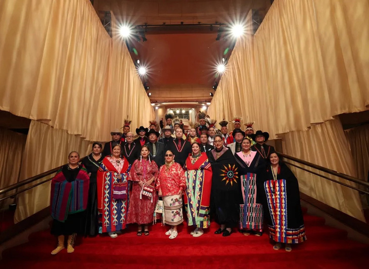 Thành viên của cộng đồng bản địa Osage mang những trang phục truyền thống của dân tộc mình lên thảm đỏ. Họ là những nhân vật trọng tâm trong phim Killer of the Flower Moon do Martin Scorsese đạo diễn, được đề cử cho hạng mục Phim hay nhất năm nay - Ảnh: GETTY IMAGES