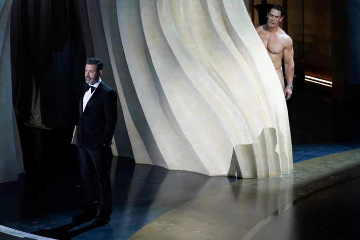 MC Jimmy Kimmel sắp đặt màn khỏa thân của John Cena với ý định gây chấn động như ở Oscar năm 1974 - Ảnh: USA Today