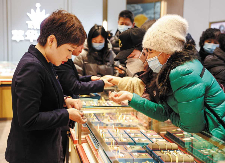 Người dân Trung Quốc đi mua vàng tại một cửa hàng bán vàng ở Thẩm Dương, tỉnh Liêu Ninh, Trung Quốc vào tháng 12-2023. Ảnh: chinadaily.com.cn