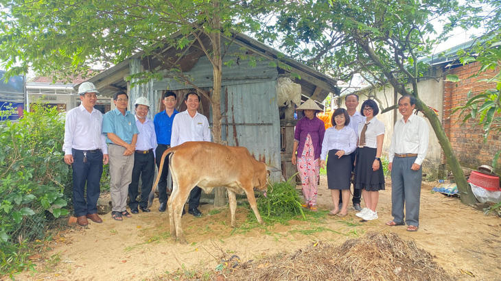 Điện lực Phú Yên trao tặng bê giống cho hộ phụ nữ khó khăn- Ảnh 2.