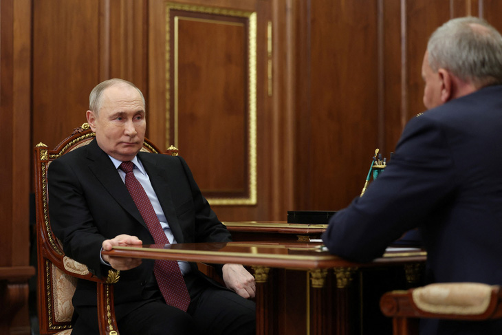 Tổng thống Nga Vladimir Putin và Giám đốc Cơ quan vũ trụ Nga Yuri Borisov tại Điện Kremlin ngày 11-3 - Ảnh: REUTERS