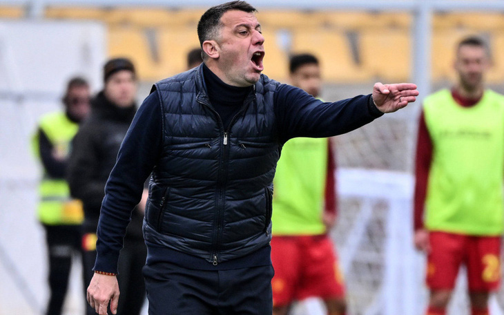 Huấn luyện viên ở Serie A bị sa thải sau khi húc đầu vào mặt cầu thủ