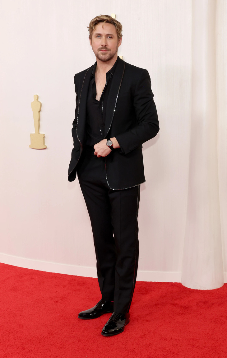 Nam chính của Barbie - Ryan Gosling trong bộ suit Gucci, anh đóng vai búp bê Ken trong phim và có bài hát I'm just Ken được đề cử Oscar 2024 - Ảnh: GETTY IMAGES