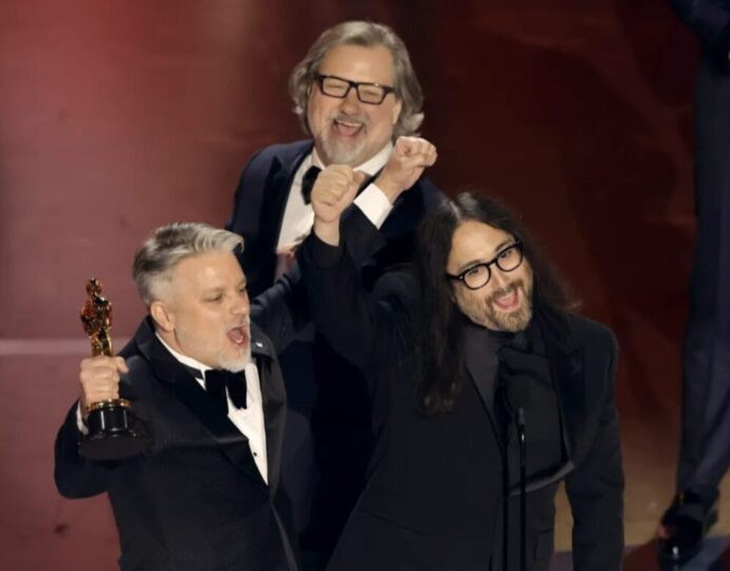 Brad Booker, Sean Mullens và Sean Lennon đã mang về giải Oscar Phim hoạt hình ngắn hay nhất cho phim ngắn &quot;War Is Over!&quot;