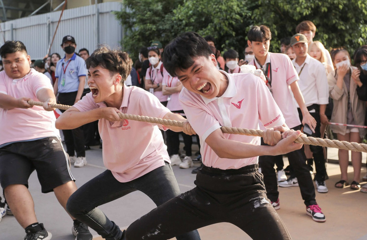 Sinh viên Trường đại học Văn Lang trong một hoạt động thể thao. Ăn mặc phù hợp là cách thể hiện trách nhiệm cộng đồng - Ảnh: ĐHVL