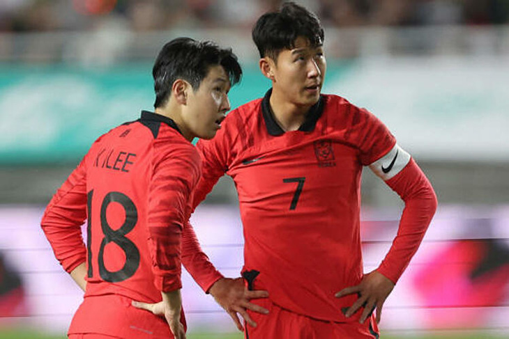 Lee Kang In (trái) và Son Heung Min đều có mặt trong danh sách tập trung tuyển Hàn Quốc chuẩn bị cho 2 trận đấu với Thái Lan ở vòng loại World Cup 2026 - Ảnh: KFA