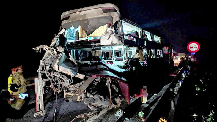 Một vụ tai nạn giao thông nghiêm trọng tối 10-3 trên cao tốc Cam Lộ - La Sơn (huyện Phong Điền, Thừa Thiên Huế) làm biến dạng chiếc xe khách giường nằm - Ảnh: NHẬT LINH