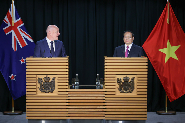 Thủ tướng Phạm Minh Chính và Thủ tướng New Zealand Christopher Luxon tại họp báo ngày 11-3 - Ảnh: NHẬT BẮC