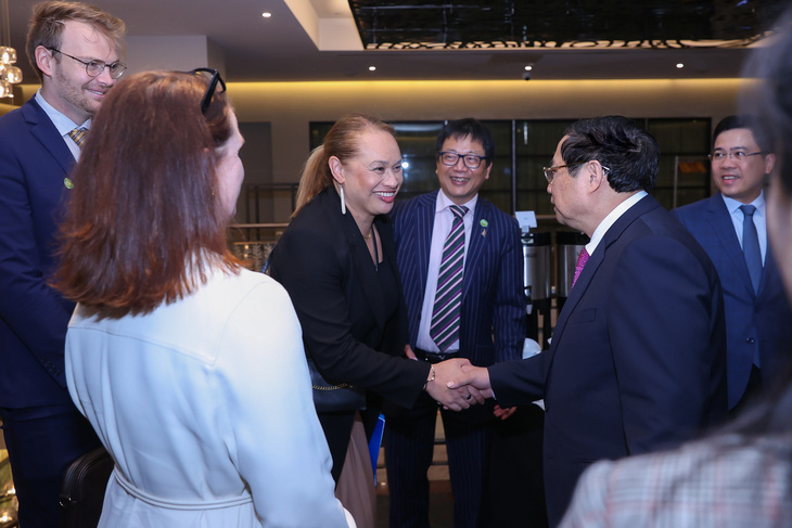 Thủ tướng Phạm Minh Chính bắt tay bà Tory Whanau, thị trưởng Wellington, cũng là một trong những người tham dự tọa đàm trưa 11-3 - Ảnh: NHẬT BẮC