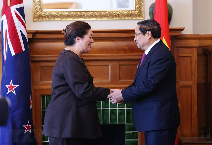 Thủ tướng Phạm Minh Chính bắt tay Toàn quyền New Zealand Cindy Kiro tại cuộc hội kiến chiều 11-3 - Ảnh: DƯƠNG GIANG