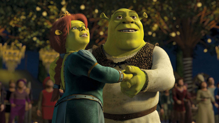 Shrek 2 đã phá vỡ kỷ lục phòng vé, trở thành phim hoạt hình có doanh thu cuối tuần mở màn cao nhất mọi thời đại tại Mỹ vào thời điểm ra mắt.