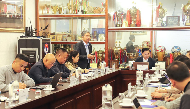 Ông Trần Anh Tú - phó chủ tịch VFF - chủ trì cuộc họp với 3 CLB, ban tổ chức V-League về việc sử dụng sân Hàng Đẫy - Ảnh: VFF