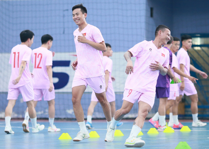 Đội tuyển futsal Việt Nam thoải mái trong ngày tập luyện đầu tiên - Ảnh: AN TÔ